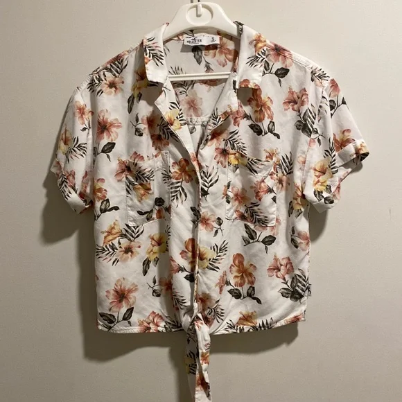 ❗2/$10❗Hollister button down floral shirt - Picture 3 of 8